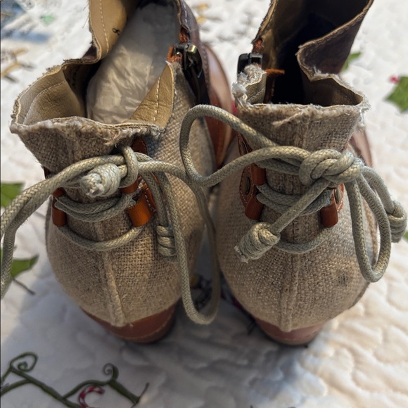 Stylish Brown Leather Ankle Boots - Picture 3 of 4